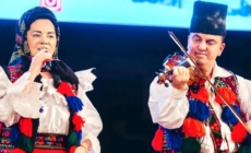 Tradiție și emoție: Florentina și Petre Giurgi colindă în Centrul Vechi din Baia Mare