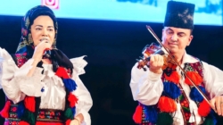 Tradiție și emoție: Florentina și Petre Giurgi colindă în Centrul Vechi din Baia Mare