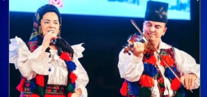 Tradiție și emoție: Florentina și Petre Giurgi colindă în Centrul Vechi din Baia Mare