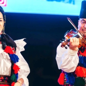 Tradiție și emoție: Florentina și Petre Giurgi colindă în Centrul Vechi din Baia Mare