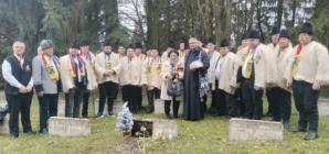 Corul bărbătesc din Finteușu Mare a adus un omagiu Eroilor Români îngropați în Cimitirul din Zvolen din Slovacia