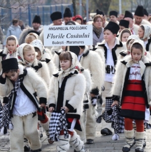 Îndrăgitul eveniment „Crăciun în Maramureș” debutează cu Parada Colindătorilor