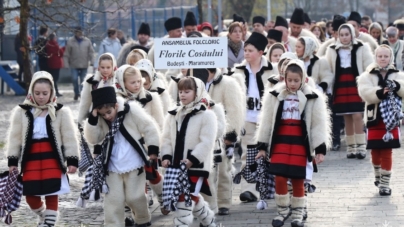 Îndrăgitul eveniment „Crăciun în Maramureș” debutează cu Parada Colindătorilor