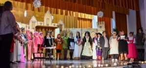 Piesa de teatru „Povești încurcate sub Steaua Crăciunului” a fost pusă în scenă de personalul Gradiniței cu Program Prelungit Târgu Lăpuș