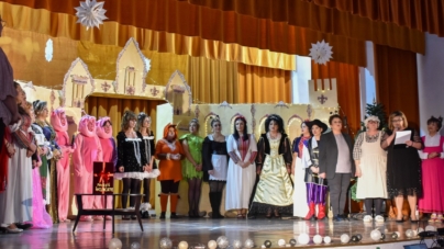 Piesa de teatru „Povești încurcate sub Steaua Crăciunului” a fost pusă în scenă de personalul Gradiniței cu Program Prelungit Târgu Lăpuș