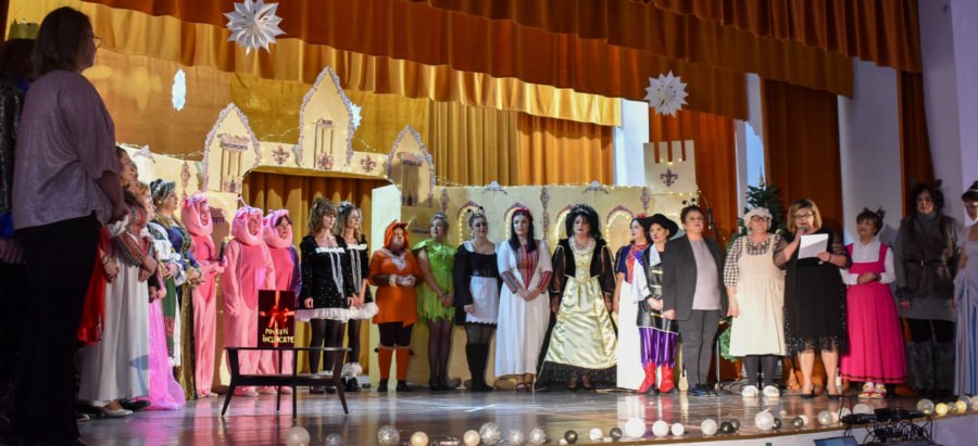 Piesa de teatru „Povești încurcate sub Steaua Crăciunului” a fost pusă în scenă de personalul Gradiniței cu Program Prelungit Târgu Lăpuș