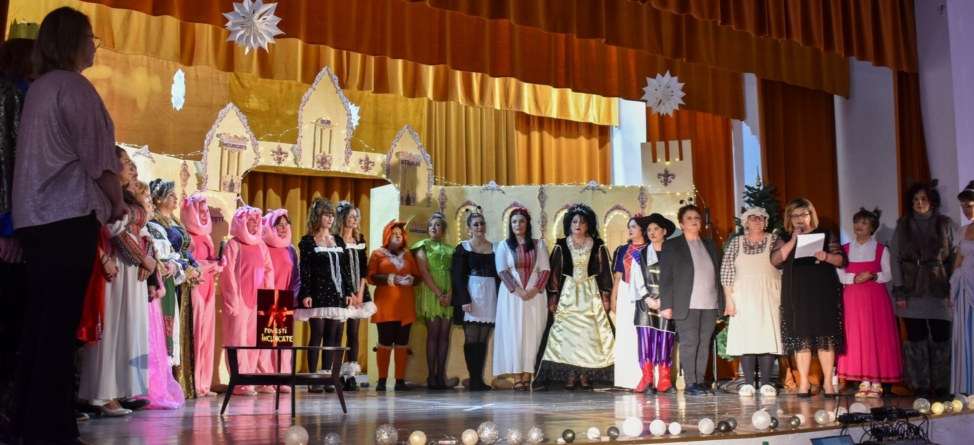 Piesa de teatru „Povești încurcate sub Steaua Crăciunului” a fost pusă în scenă de personalul Gradiniței cu Program Prelungit Târgu Lăpuș