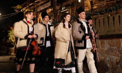 „Sara asta-i sară sfântă”: Răzvan Cizmar și Raluca Chira au lansat o colindă frumoasă