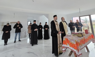 Două case distruse de incendiu la Lăpușul Românesc, reconstruite cu sprijinul Bisericii, al credincioșilor și al autorităților