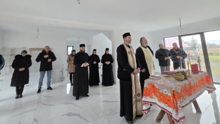 Două case distruse de incendiu la Lăpușul Românesc, reconstruite cu sprijinul Bisericii, al credincioșilor și al autorităților