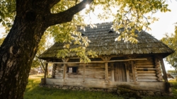 Pași pentru restaurarea Casei Kazar din Vadu Izei, unul dintre cele mai valoroase monumente istorice vernaculare din zona Maramureșului