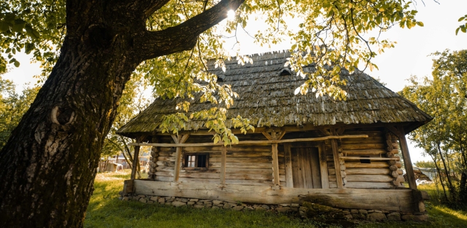 Pași pentru restaurarea Casei Kazar din Vadu Izei, unul dintre cele mai valoroase monumente istorice vernaculare din zona Maramureșului