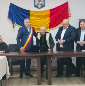 Poetul-țăran Ioan Dunca din Budești a împlinit 100 de ani și a primit titlul de Cetățean de Onoare al comunei