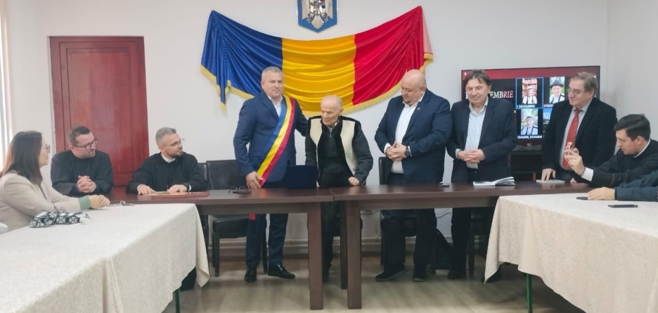 Poetul-țăran Ioan Dunca din Budești a împlinit 100 de ani și a primit titlul de Cetățean de Onoare al comunei