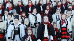Coconii din Bârsana au adus colindul străbun în Baia Mare