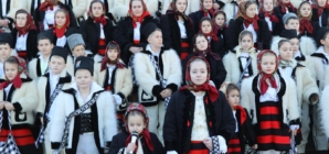 Coconii din Bârsana au adus colindul străbun în Baia Mare