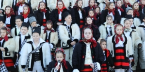 Coconii din Bârsana au adus colindul străbun în Baia Mare