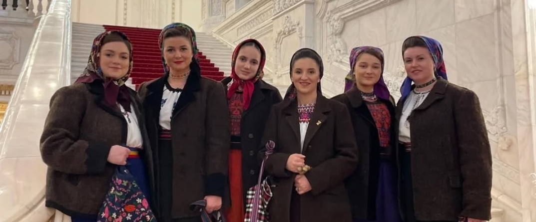 Lăpușencele au adus „Mirosul Crăciunului” pe scena Teatrului Național din București