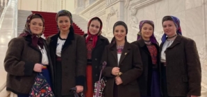 Lăpușencele au adus „Mirosul Crăciunului” pe scena Teatrului Național din București