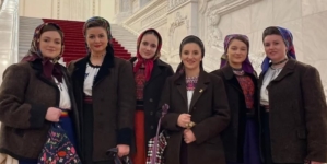 Lăpușencele au adus „Mirosul Crăciunului” pe scena Teatrului Național din București