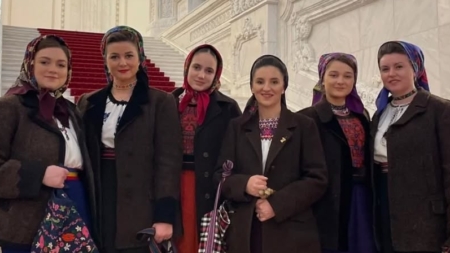 Lăpușencele au adus „Mirosul Crăciunului” pe scena Teatrului Național din București