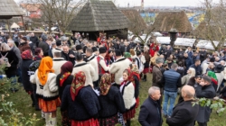 „Crăciun în Maramureș”: Mii de oameni au umplut ulițele Muzeului Satului din Baia Mare la cea de-a XVII-a ediție a sărbătorii