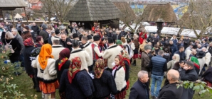 „Crăciun în Maramureș”: Mii de oameni au umplut ulițele Muzeului Satului din Baia Mare la cea de-a XVII-a ediție a sărbătorii