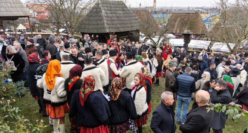 „Crăciun în Maramureș”: Mii de oameni au umplut ulițele Muzeului Satului din Baia Mare la cea de-a XVII-a ediție a sărbătorii