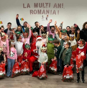 Copiii Ansamblului „Florile Chioarului” din Săcălășeni, vizitați de Moș Nicolae