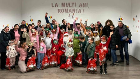 Copiii Ansamblului „Florile Chioarului” din Săcălășeni, vizitați de Moș Nicolae