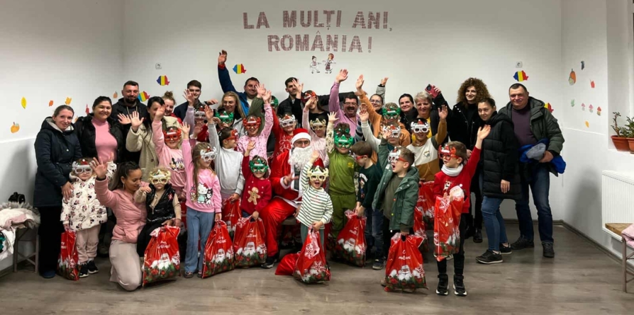 Copiii Ansamblului „Florile Chioarului” din Săcălășeni, vizitați de Moș Nicolae