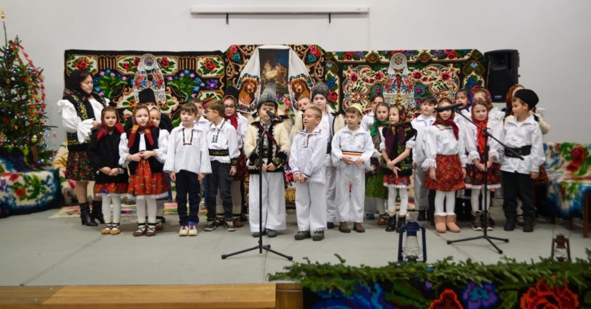 Lumină și tradiție românească în glas de colind, la Școala Gimnazială Vișeu de Jos