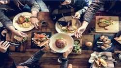 Inițiativă rară a Penitenciarului Baia Mare – deținuți la masă cu familiile lor, în afara unității