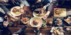 Inițiativă rară a Penitenciarului Baia Mare – deținuți la masă cu familiile lor, în afara unității