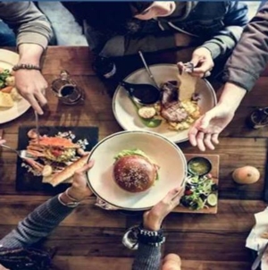 Inițiativă rară a Penitenciarului Baia Mare – deținuți la masă cu familiile lor, în afara unității