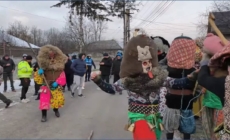 Tradiții neobișnuite în România: bătaia de la Ruginoasa, oprită cu spray lacrimogen