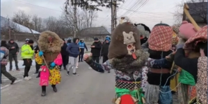 Tradiții neobișnuite în România: bătaia de la Ruginoasa, oprită cu spray lacrimogen