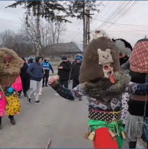 Tradiții neobișnuite în România: bătaia de la Ruginoasa, oprită cu spray lacrimogen