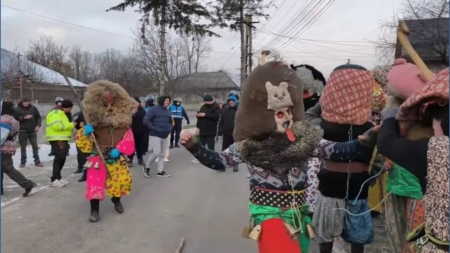 Tradiții neobișnuite în România: bătaia de la Ruginoasa, oprită cu spray lacrimogen