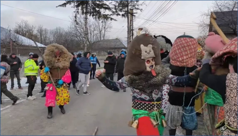 Tradiții neobișnuite în România: bătaia de la Ruginoasa, oprită cu spray lacrimogen