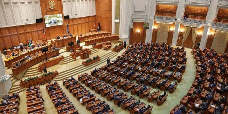 Politicienii ne cer austeritate, iar ei își măresc bugetele