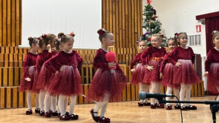 La Colegiul de Arte din Baia Mare: Copiii au transformat mesajul nonviolenței în artă la Gala „Împreună prindem curaj”