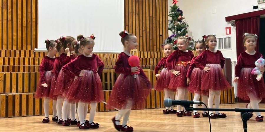 La Colegiul de Arte din Baia Mare: Copiii au transformat mesajul nonviolenței în artă la Gala „Împreună prindem curaj”