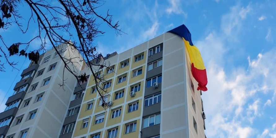 Știați că în Baia Mare un bloc întreg devine tricolor?