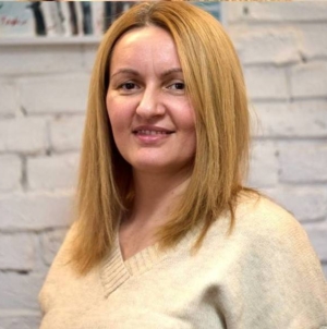 Baia Mare: „Fragmente de iarnă”, o expoziție despre liniștea satului și timpul care încetinește