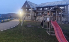 Izvoare Resort dă startul sezonului de iarnă și inaugurează prima pârtie sintetică din Maramureș