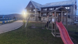 Izvoare Resort dă startul sezonului de iarnă și inaugurează prima pârtie sintetică din Maramureș