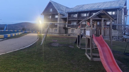 Izvoare Resort dă startul sezonului de iarnă și inaugurează prima pârtie sintetică din Maramureș