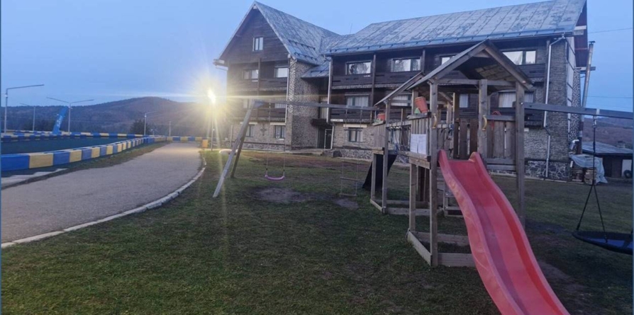 Izvoare Resort dă startul sezonului de iarnă și inaugurează prima pârtie sintetică din Maramureș