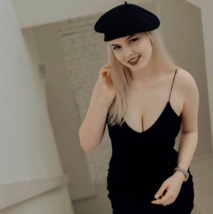 Dora Fântână explorează sinele în expoziția „Autoportretul – Imaginea de dincolo de sine”